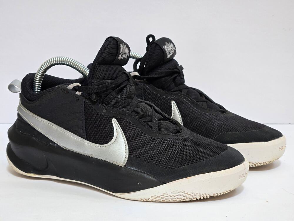 Nike Team Hustle D10 Low 5.5Y CW6735-004 Black - Picture 1 of 6